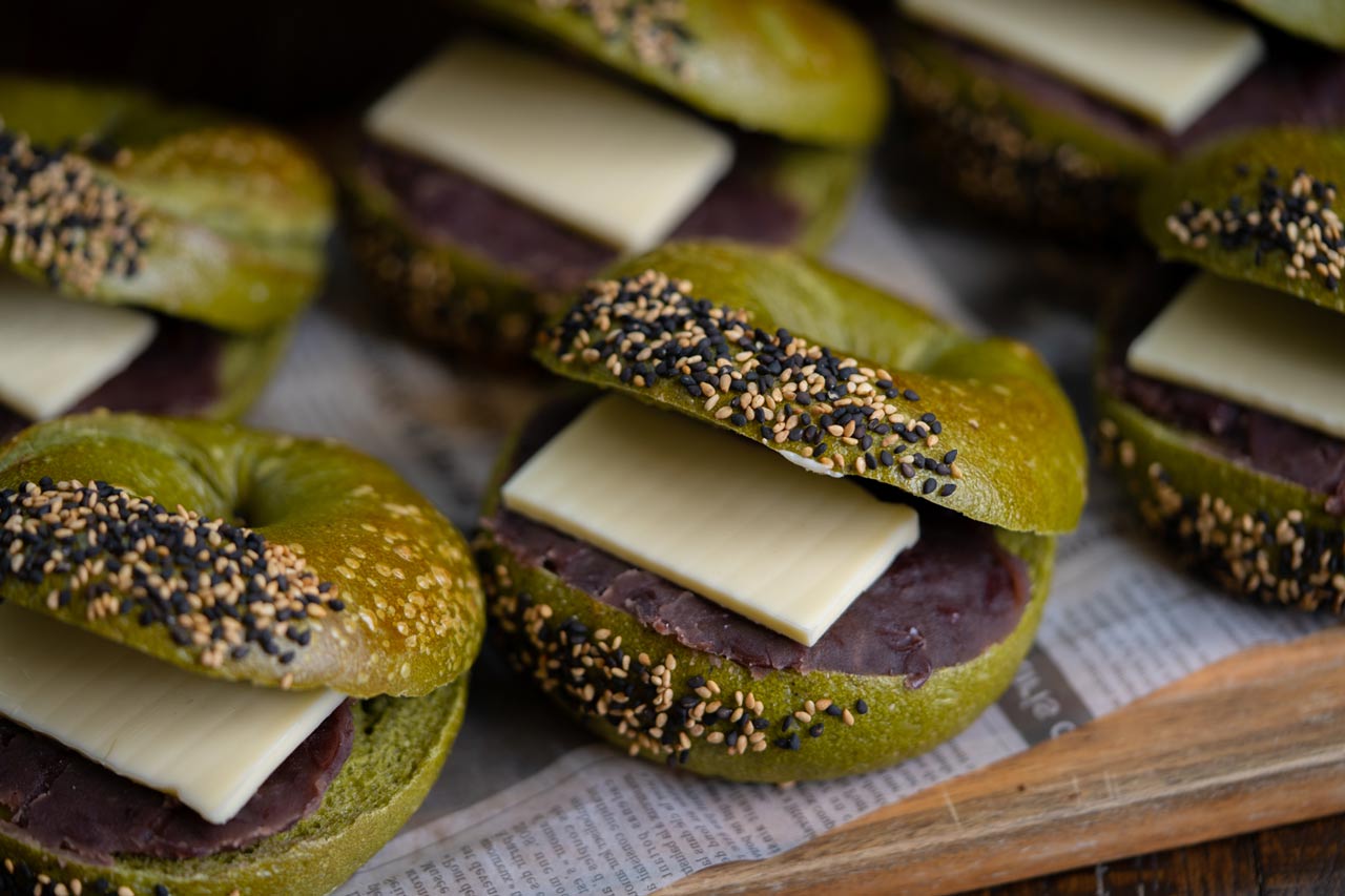 京抹茶ベーグル　あんバターサンド...もちもちのやみつき食感。抹茶風味のベーグル生地であんことバターの贅沢なコクをサンドしました