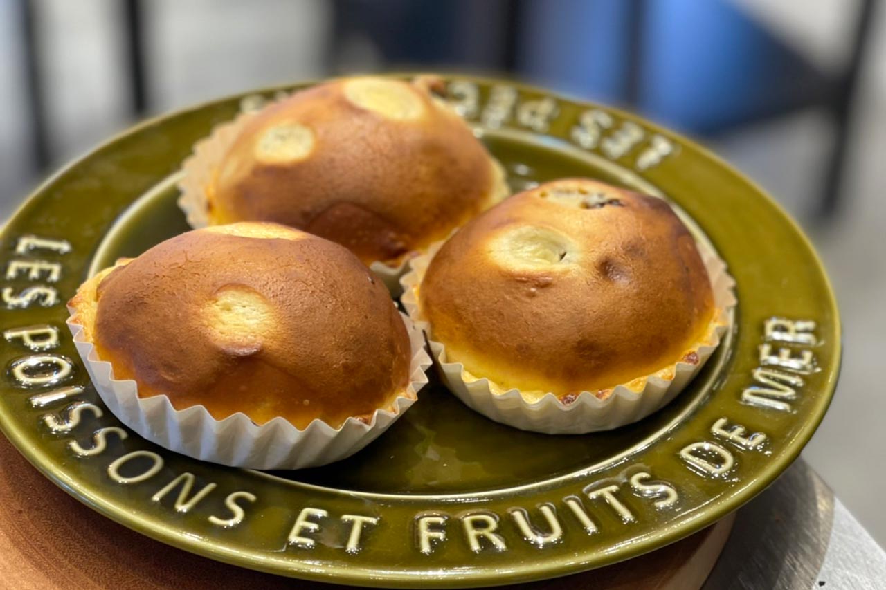 かぼちゃレーズンの焦がしチーズケーキ...優しい甘さの生地にたっぷりカスタードを包みチーズケーキに仕立てました☆