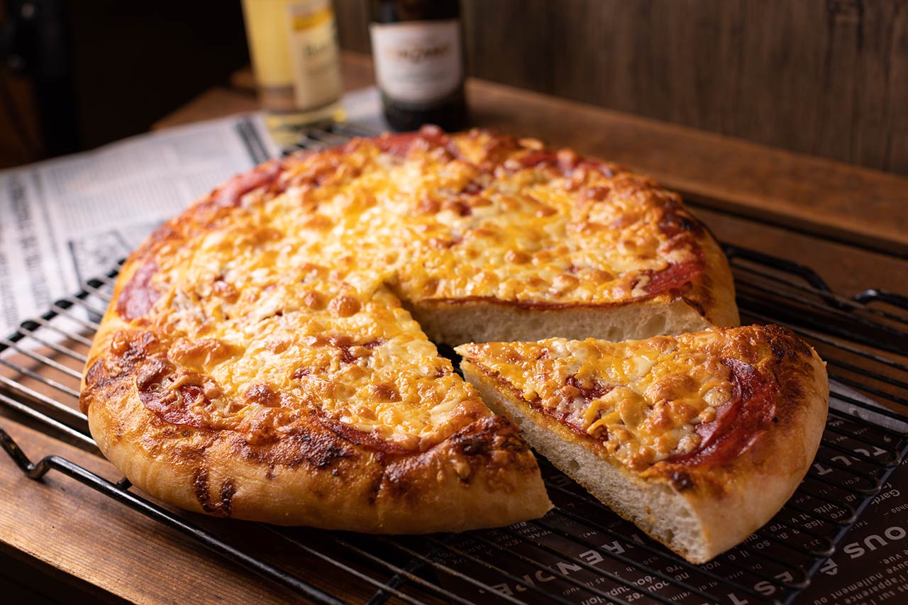スパイシー ペパロニピザ...ふんわりピザ生地にスパイシーなペパロニとたっぷりチーズを乗せました♪