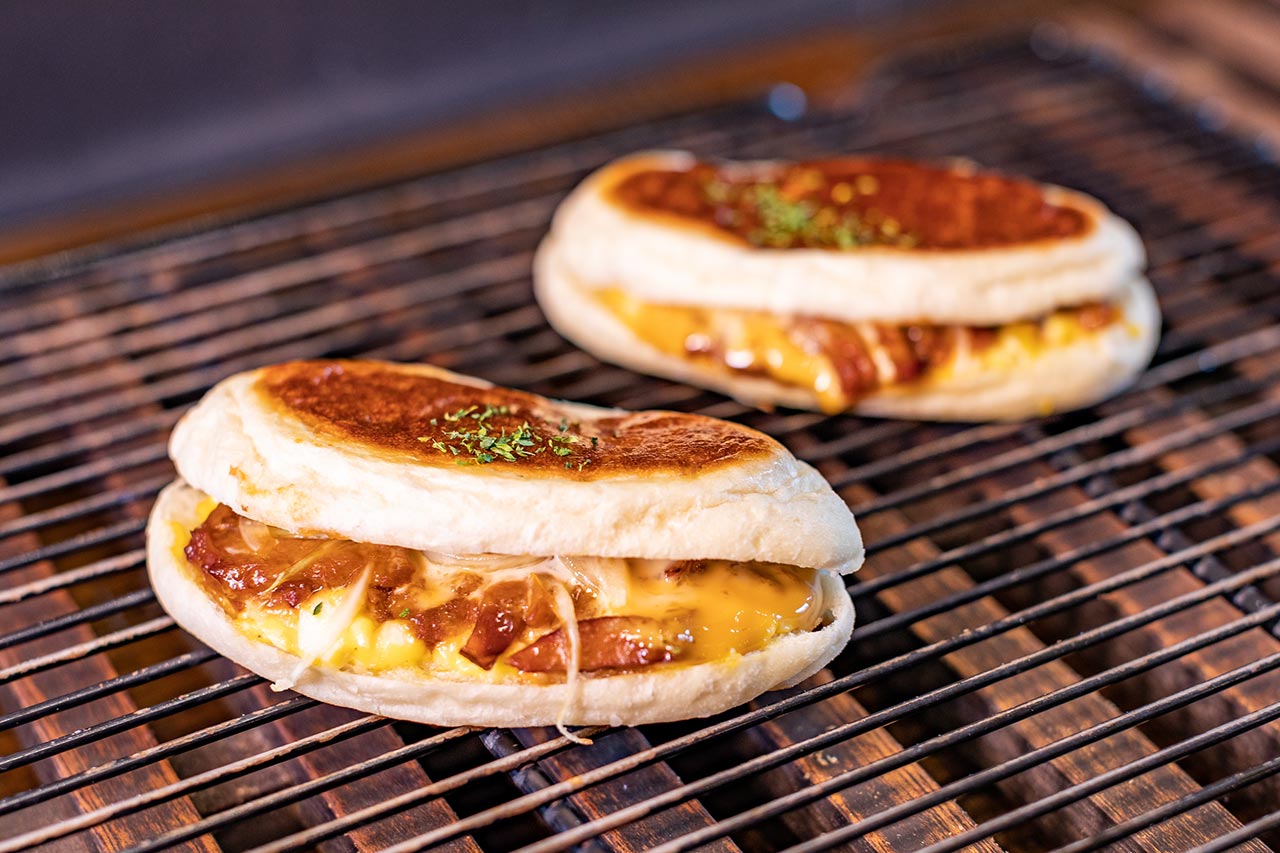 照り焼きチキンとたまごの親子パニーニ...こんがり焼き目をつけたもっちり生地でたまごと照り焼きチキンの親子をサンド♪相性抜群×食べ応え満点☆