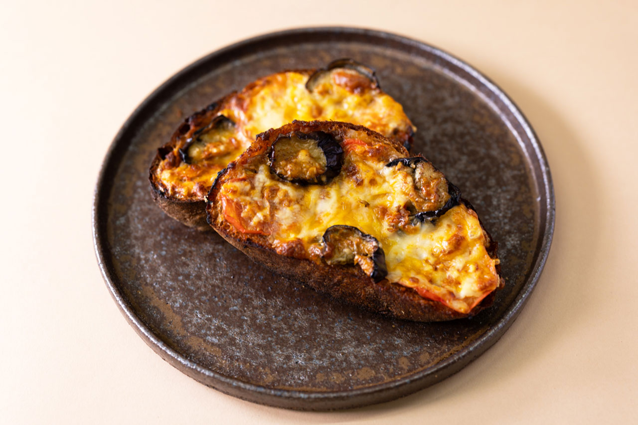 タルティーヌ　茄子トマトのミートカレーソース...